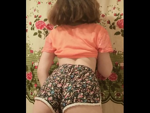 ❤️ Keçika ciwan a seksî li ber kamerayê kurtanên xwe ji xwe dike Super porno li me