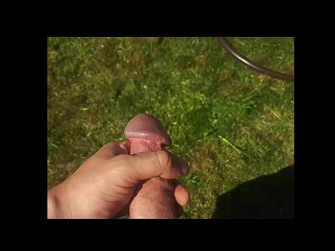 ❤️ Keçika germ di bexçeyek havînê de pisîka xwe ya pembe diqelişe û bi şuştinê dixe. Super porno li me