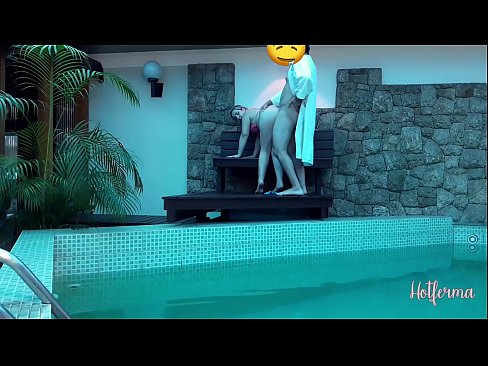 ❤️ Boss xizmetkarê vedixwîne hewzê, lê nikarî li ber germiyekê bisekine Super porno li me