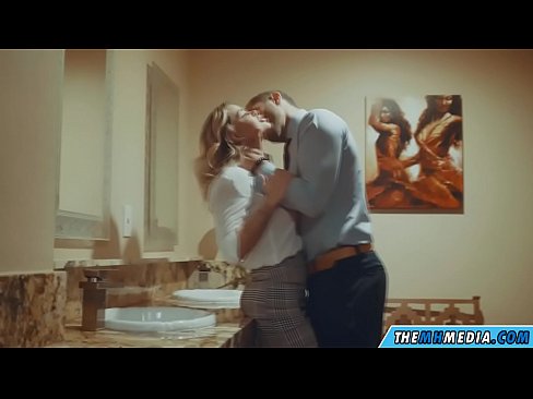 ❤️ Gava ku blondeyek busty we di nav hewşek gelemperî de dixapîne Super porno li me